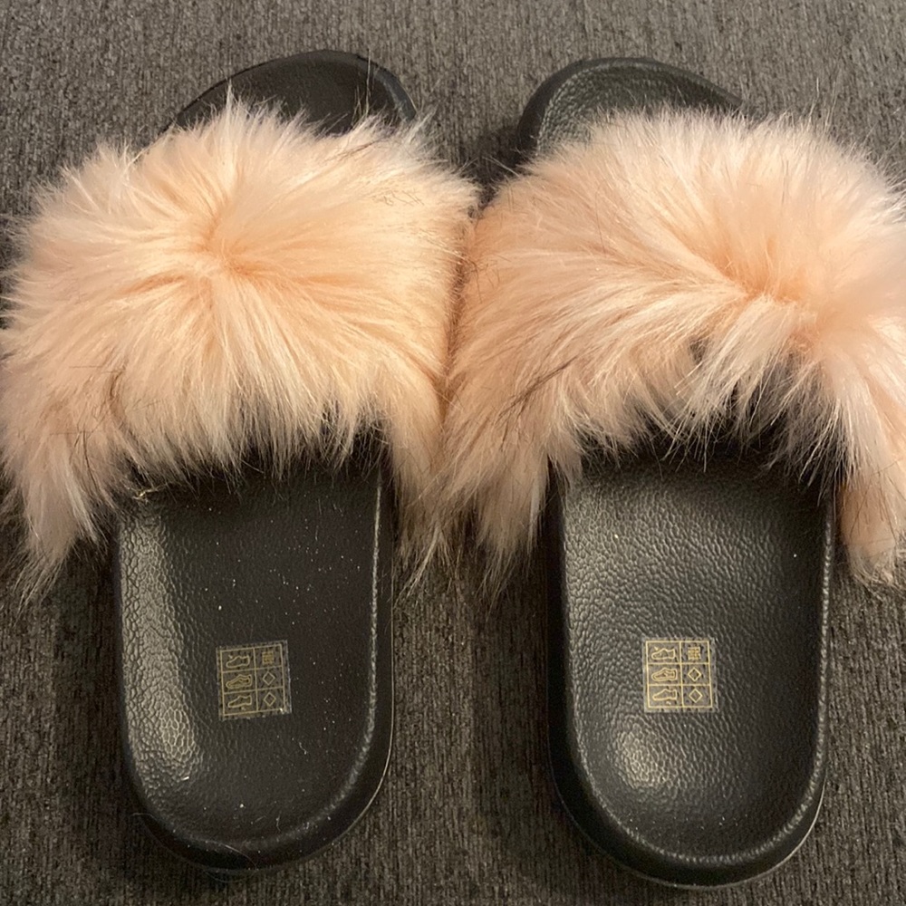 New Women’s Faux Fur Fancy Slippers SZ 9 - Picture 1 of 2
